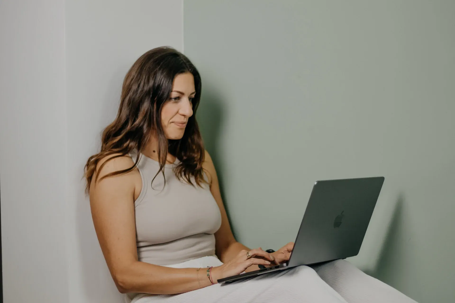 Tatjana Körner bei der Arbeit am Laptop